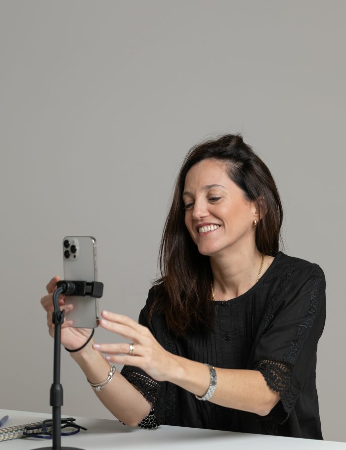 Agustina Taquini grabando contenido con su telefono